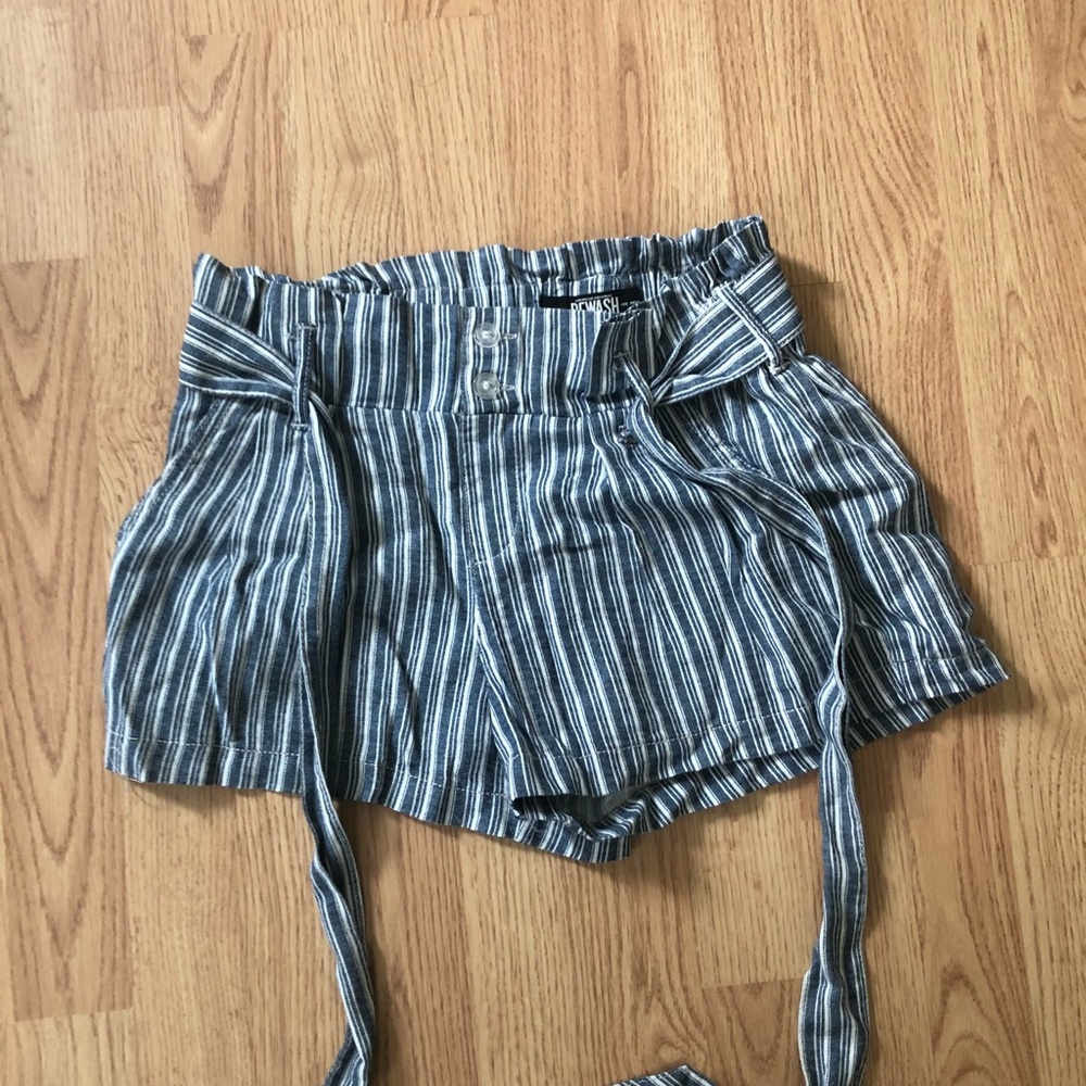 Shorts with belt